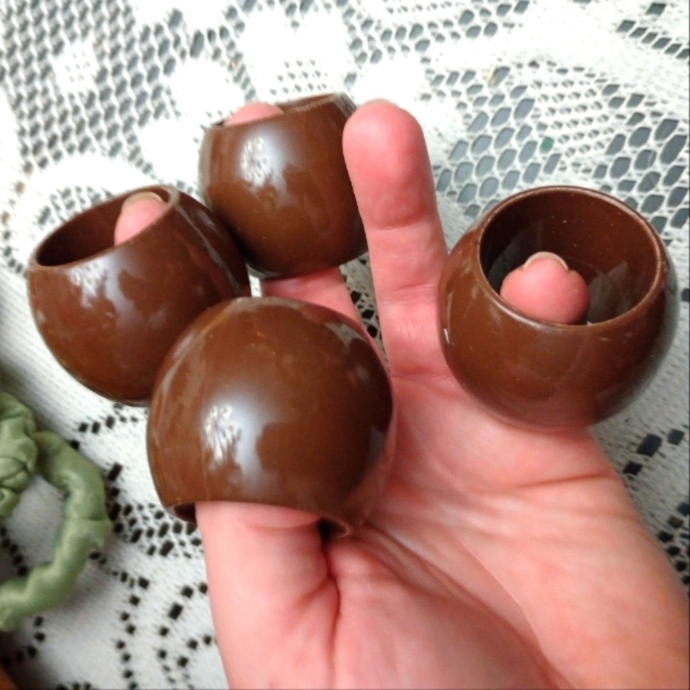 Set Of 4 Vintage Brown Chunky Plastic Napkin Rings